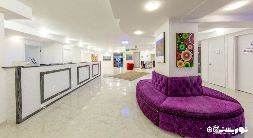 نمای میز پذیرش هتل مارتی بیچ